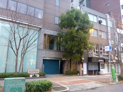 法人ビルの定期的な植栽管理｜12月に行う中高木の剪定と施肥　大阪市西区