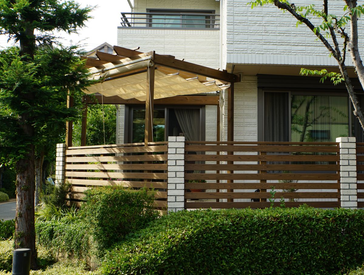 お庭の目隠しの方法 塀 フェンス 生垣を設置するときのポイント 大阪 京都の植木屋松正 庭木伐採 剪定 植栽管理