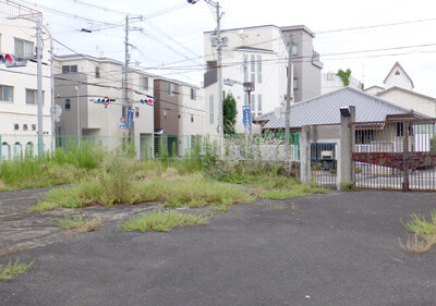 道路に面した工場跡地の草刈り【植栽年間管理】　大阪市