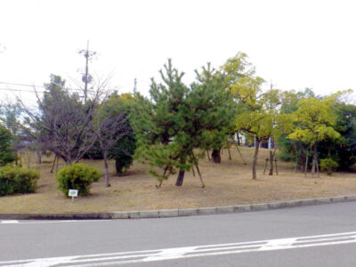 道路沿い広場の草刈り・芝刈りの作業事例｜年間植栽管理　大阪府枚方市