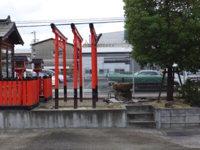 工場敷地内の植栽の間の雑草を手抜きと草刈り機で除草した事例｜大阪市西淀川区（作業後）