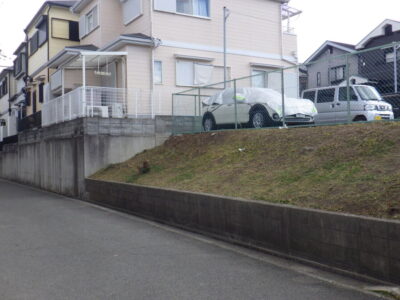 駐車場横の草がボーボーの斜面地の草刈りを実施した事例｜大阪府枚方市