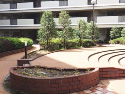 【年間植栽管理】マンション花壇のアベリアフランシスメイソン・アベリアホープレイズの植え替え作業を2人半日で実施した事例｜大阪府枚方市