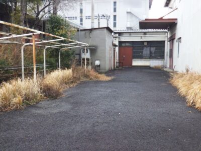 【年2回の植栽管理】倉庫の敷地内の除草作業を2人2時間で実施した事例｜大阪府枚方市