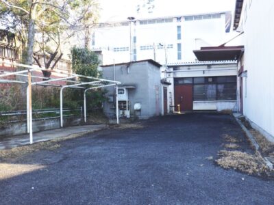 【年2回の植栽管理】倉庫の敷地内の除草作業を2人2時間で実施した事例｜大阪府枚方市