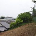 高さ5～6mの擁壁の上の土地180㎡の「除草」と雑木の「伐採」を3人1日で実施した事例｜大阪府枚方市