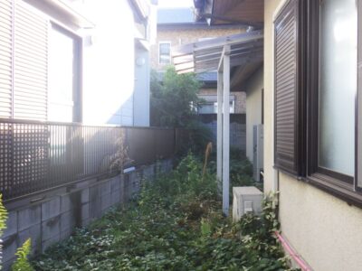 庭のカイズカイブキとササなどの剪定・除草を3人6時間で実施|大阪府摂津市の施工事例