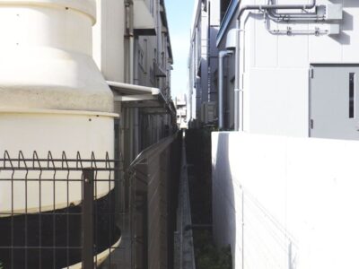 建物の間に植えられた高さ2mのレッドロビンの「生垣剪定」を1人3時間で実施した事例|大阪府高槻市