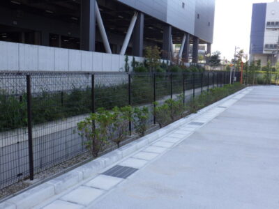 物流センター内の「除草作業」を3人2日で実施した事例｜大阪府高槻市