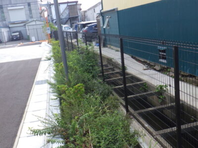 物流センターの周囲600mと駐車場700㎡の「除草作業」を3人2日で実施した事例|大阪府高槻市