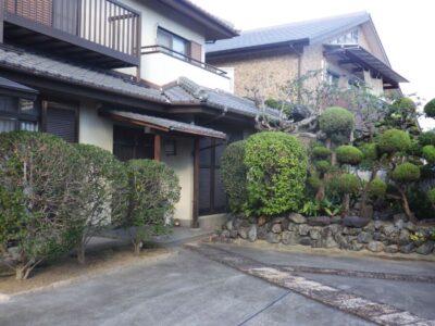庭のカイズカイブキと笹(ササ)などの剪定・除草を3人6時間で実施|大阪府摂津市の施工事例
