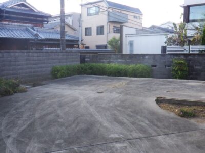 庭のカイズカイブキとササなどの剪定・除草を3人6時間で実施|大阪府摂津市の施工事例