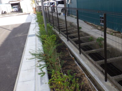 物流センターの周囲600mと駐車場700㎡の「除草作業」を3人2日で実施した事例|大阪府高槻市