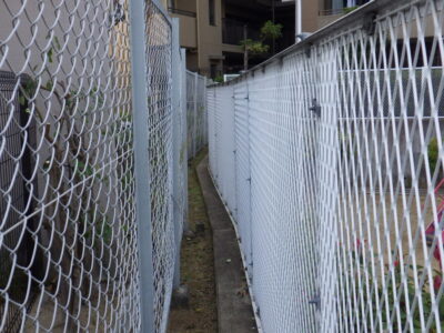 【マンション自治会からのご依頼】フェンス周りの除草作業を2人半日で実施した事例|大阪府枚方市