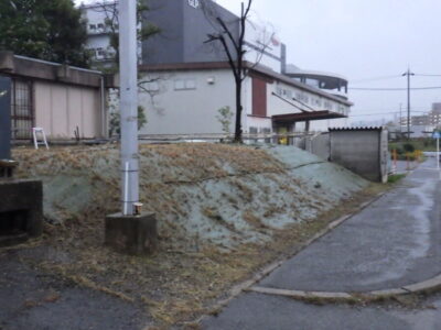 倉庫の駐車場および周辺の「草刈り・除草作業」を2人1日で実施した事例|大阪府枚方市