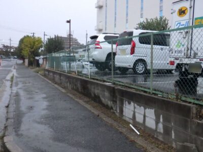 倉庫の駐車場および周辺の「草刈り・除草作業」を2人1日で実施した事例|大阪府枚方市