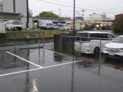 倉庫の駐車場および周辺の「草刈り・除草作業」を2人1日で実施した事例|大阪府枚方市