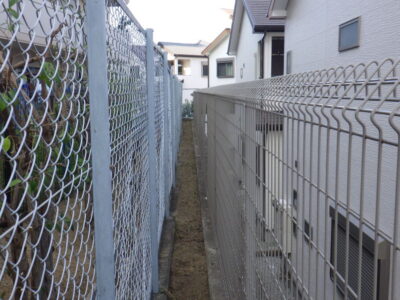 【マンション自治会からのご依頼】フェンス周りの除草作業を2人半日で実施した事例|大阪府枚方市