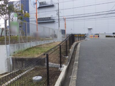【年間植栽管理】自走式草刈り機で工場敷地内の除草作業を4人半日で実施した事例｜大阪府高槻市