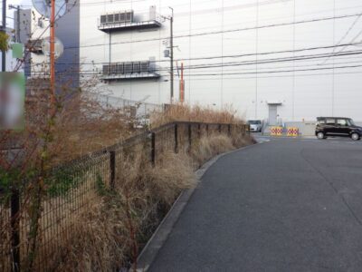 【年間植栽管理】自走式草刈り機で工場敷地内の除草作業を4人半日で実施した事例｜大阪府高槻市