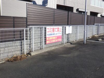 店舗駐車場の除草作業と低木ヒラドツツジの伐採を2人半日で実施した事例｜大阪府吹田市