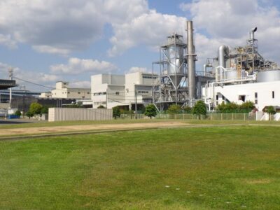 工場敷地内における草刈り・芝刈り施工後の徹底した即時清掃完了の様子