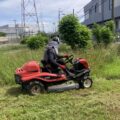 大阪の広大な敷地で稼働する自走式草刈機