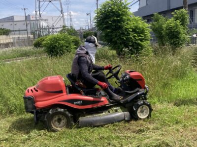 京都南部の工場敷地で稼働する自走式草刈機