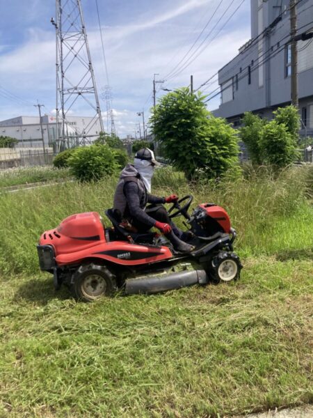 京都南部の工場敷地で稼働する自走式草刈機