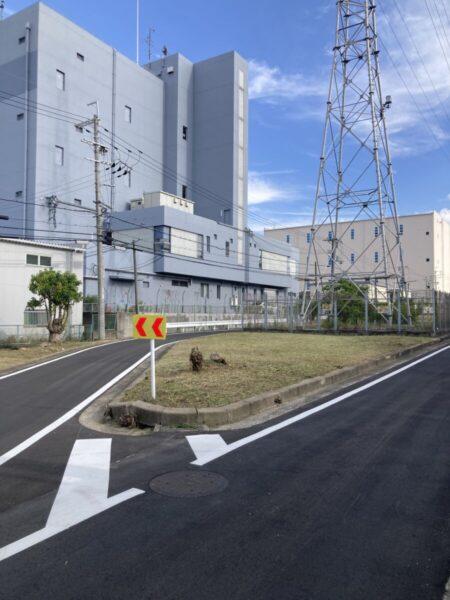 工場周辺の緑地帯における草刈りの即時積込清掃完了後(After)